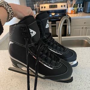 ALMOST BRAND NEW Women’s Softec Ice Skates